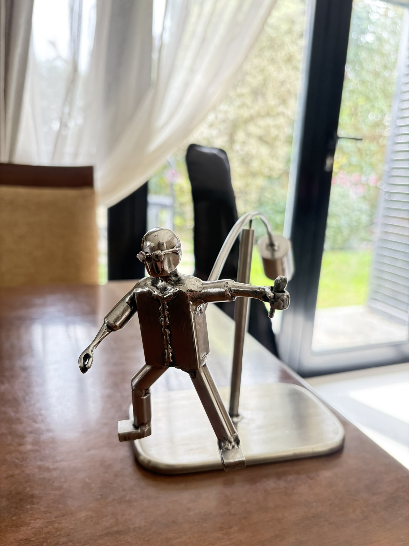 El baile del Míster, escultura equilibrista en acero inoxidable