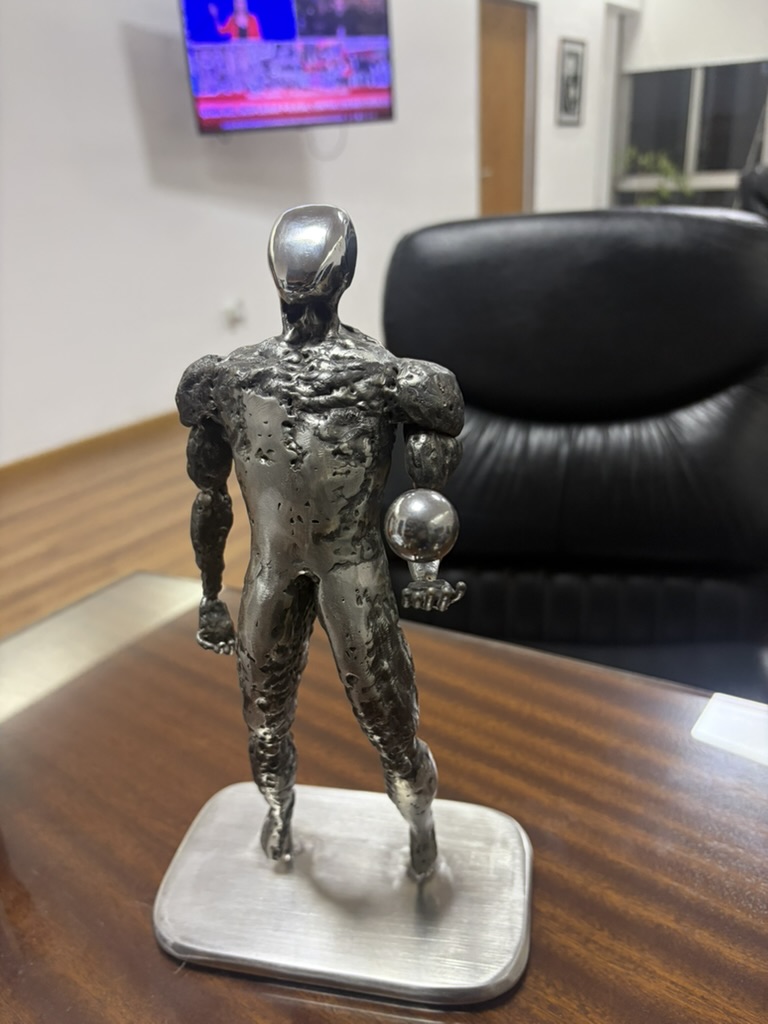 Presencia, escultura en acero inoxidable