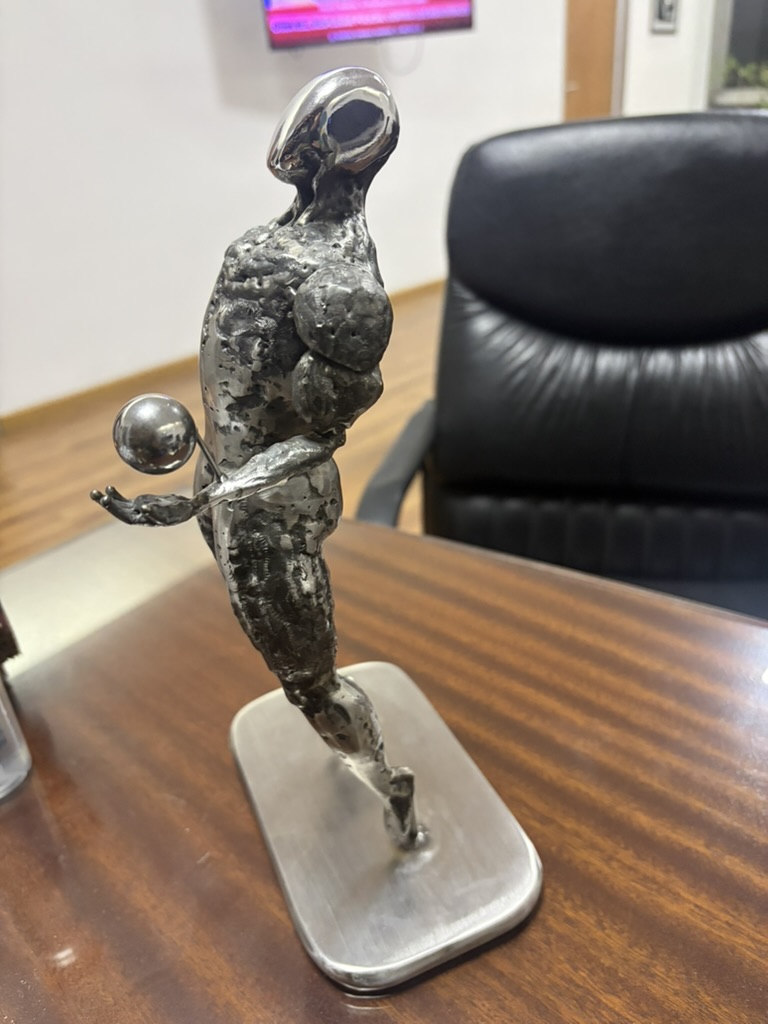 Vista de perfil de la escultura Presencia